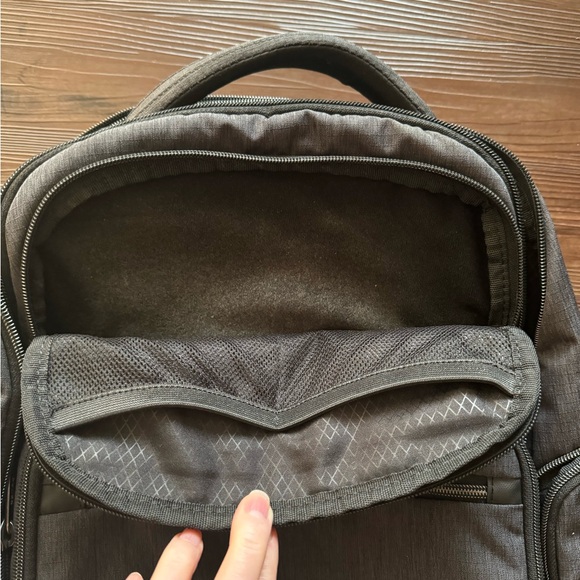 Samsonite Laptop Backpack. Excellent, very gently used condition. Price is firm$ - Picture 4 of 6